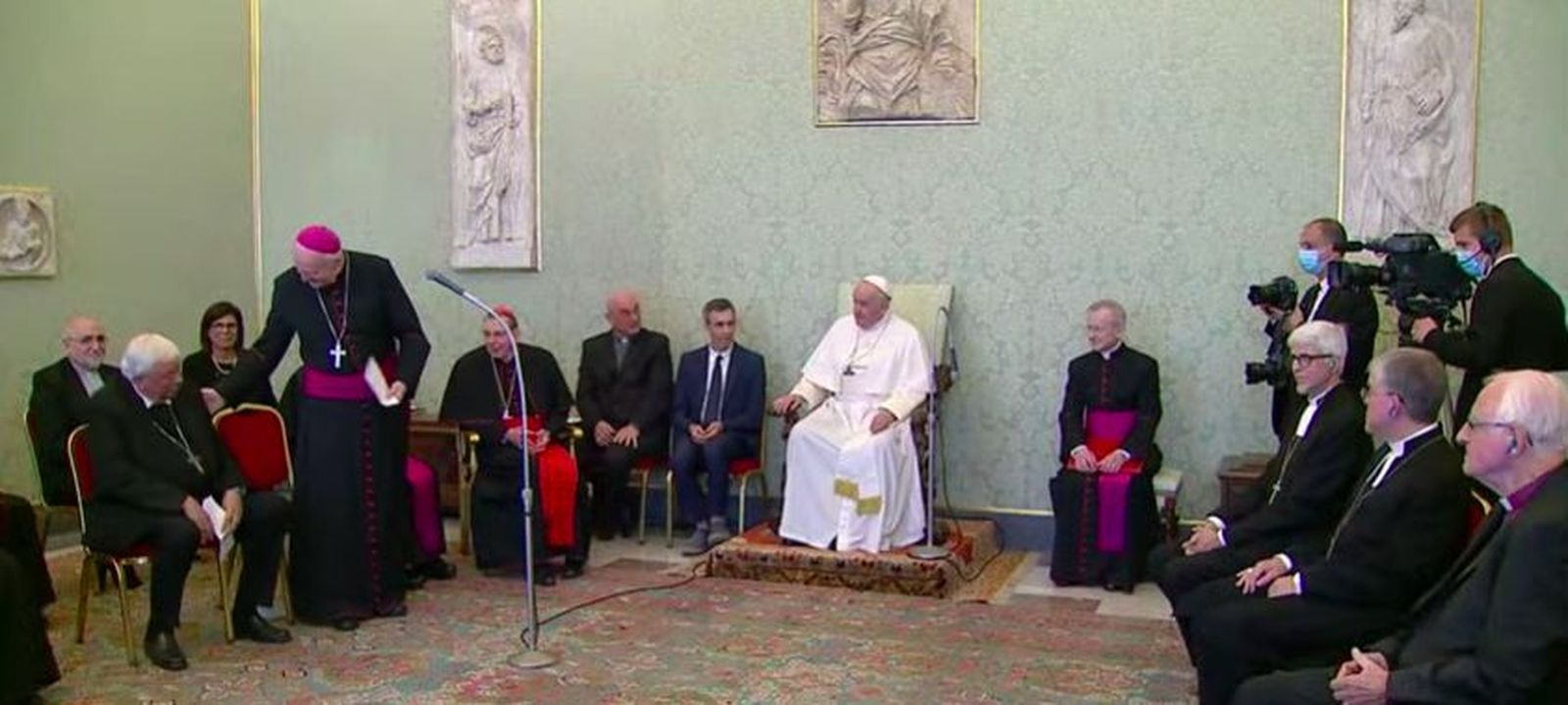 Francisco durante su reunión con los obispos amigos de los focolares