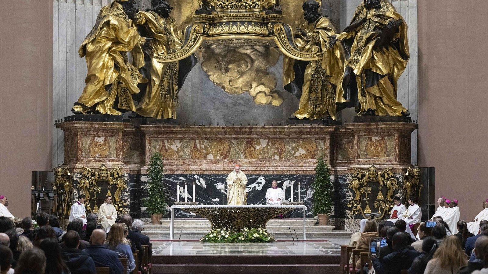 Parolin celebra la misa en San Pedro