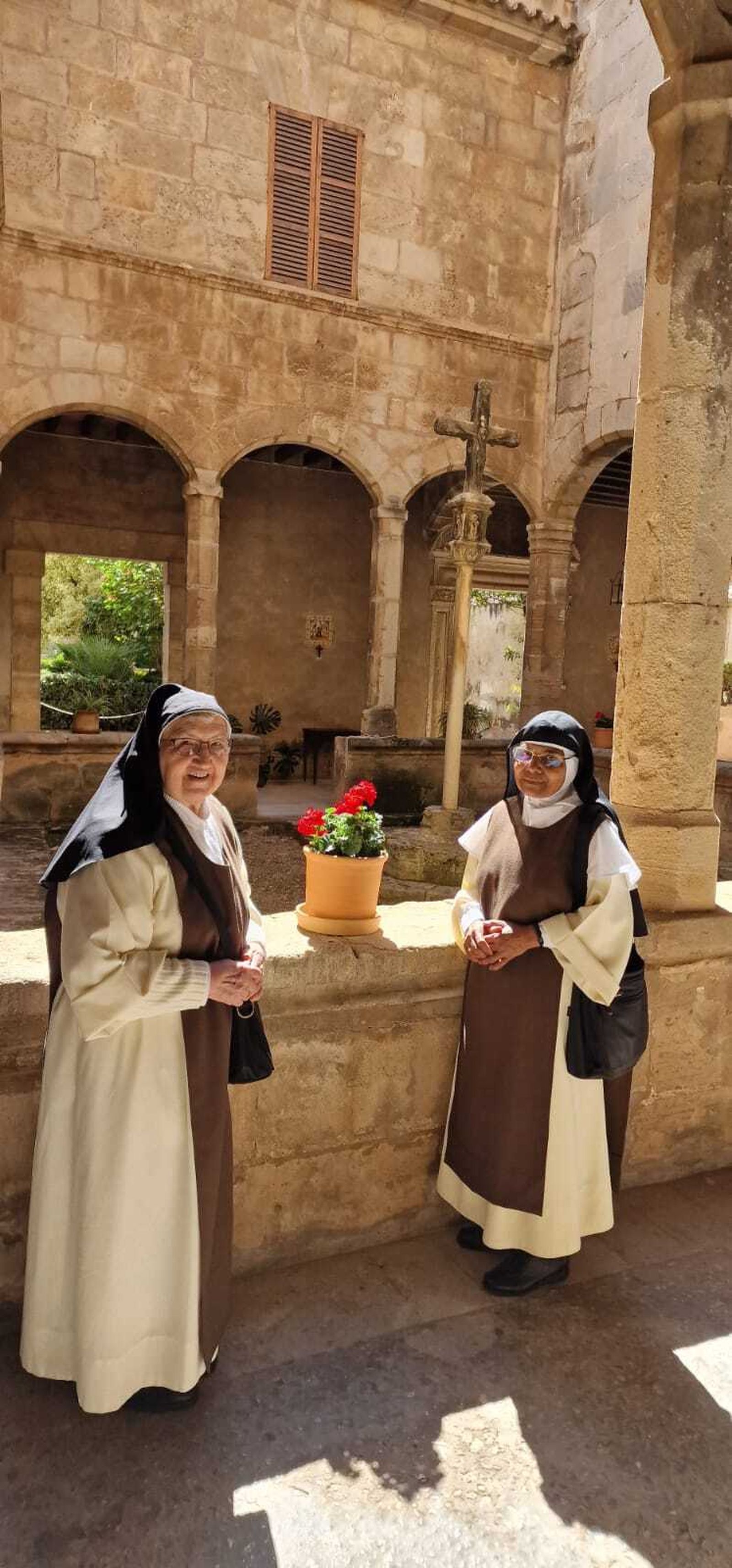 La Madre Federal a la izquierda y la secretaria federal a la derecha