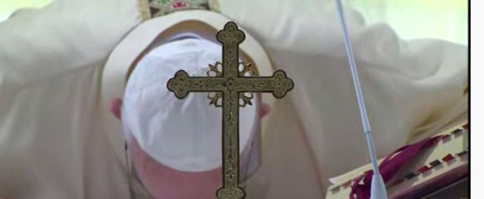 El Papa besa el altar de Santa Marta