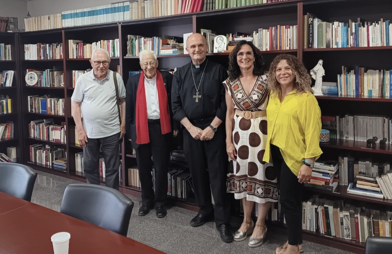El Padre Ángel y acompañantes con monseñor Munilla