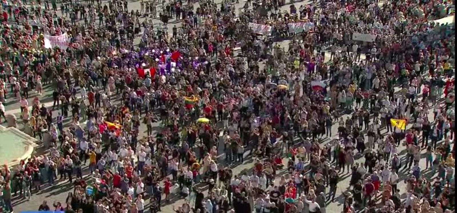Miles de fieles acompañan a Francisco en el Angelus