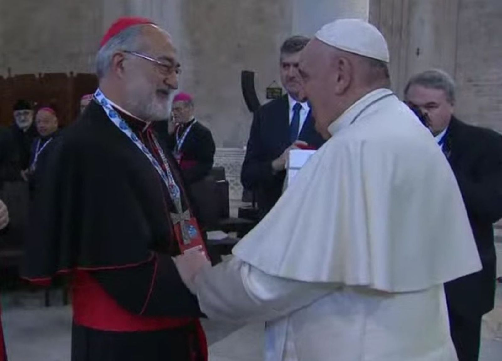 El Papa saluda al cardenal López