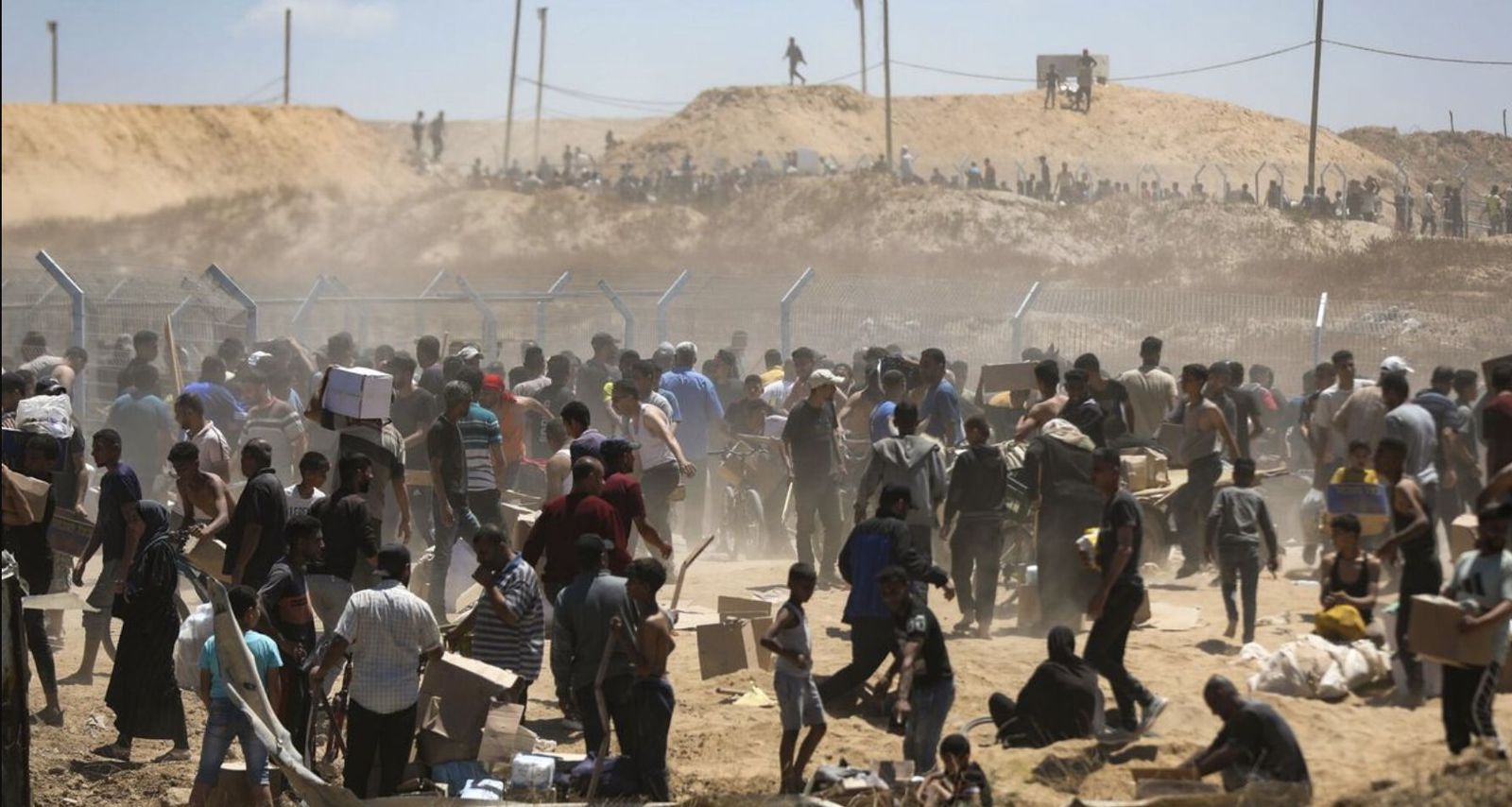 Reparto de alimentos junto al paso de Rafah