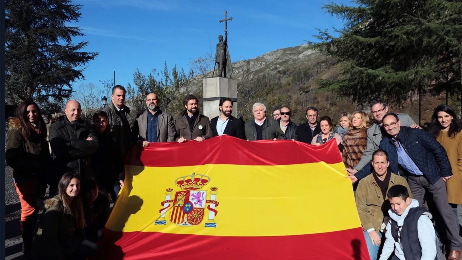 Lideres de Vox ante la estatua de  Don Pelayo