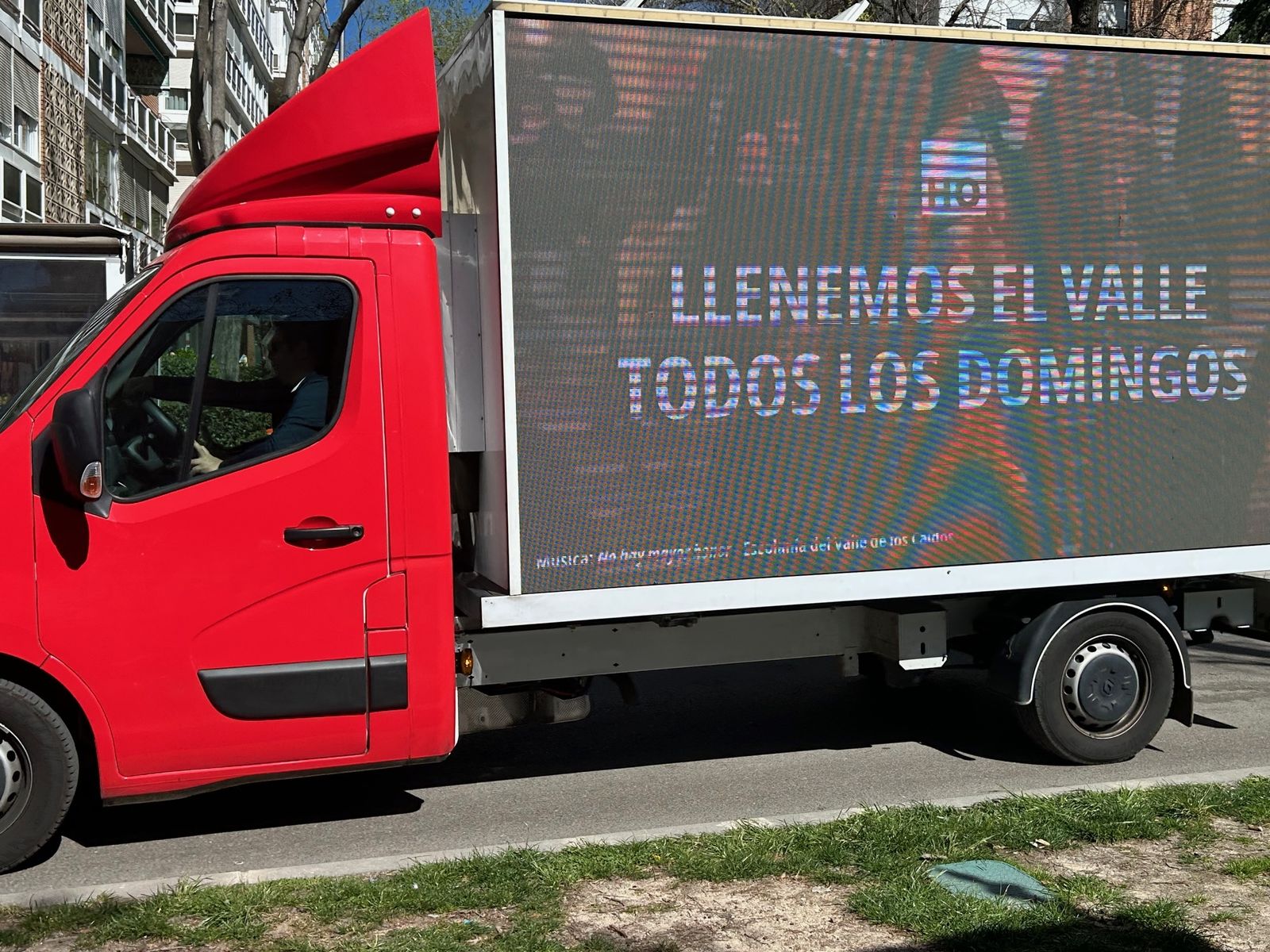 Furgoneta de Hazte Oír circulando alrededor de la sede de la CEE