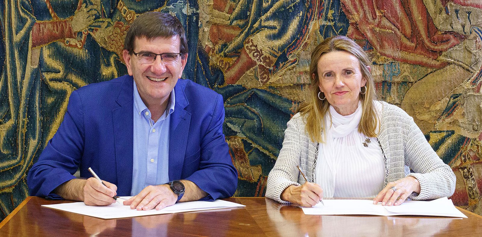 El rector de Deusto, Juan José Etxeberria, y Kermele Acebo, CEO de Grupo SSI