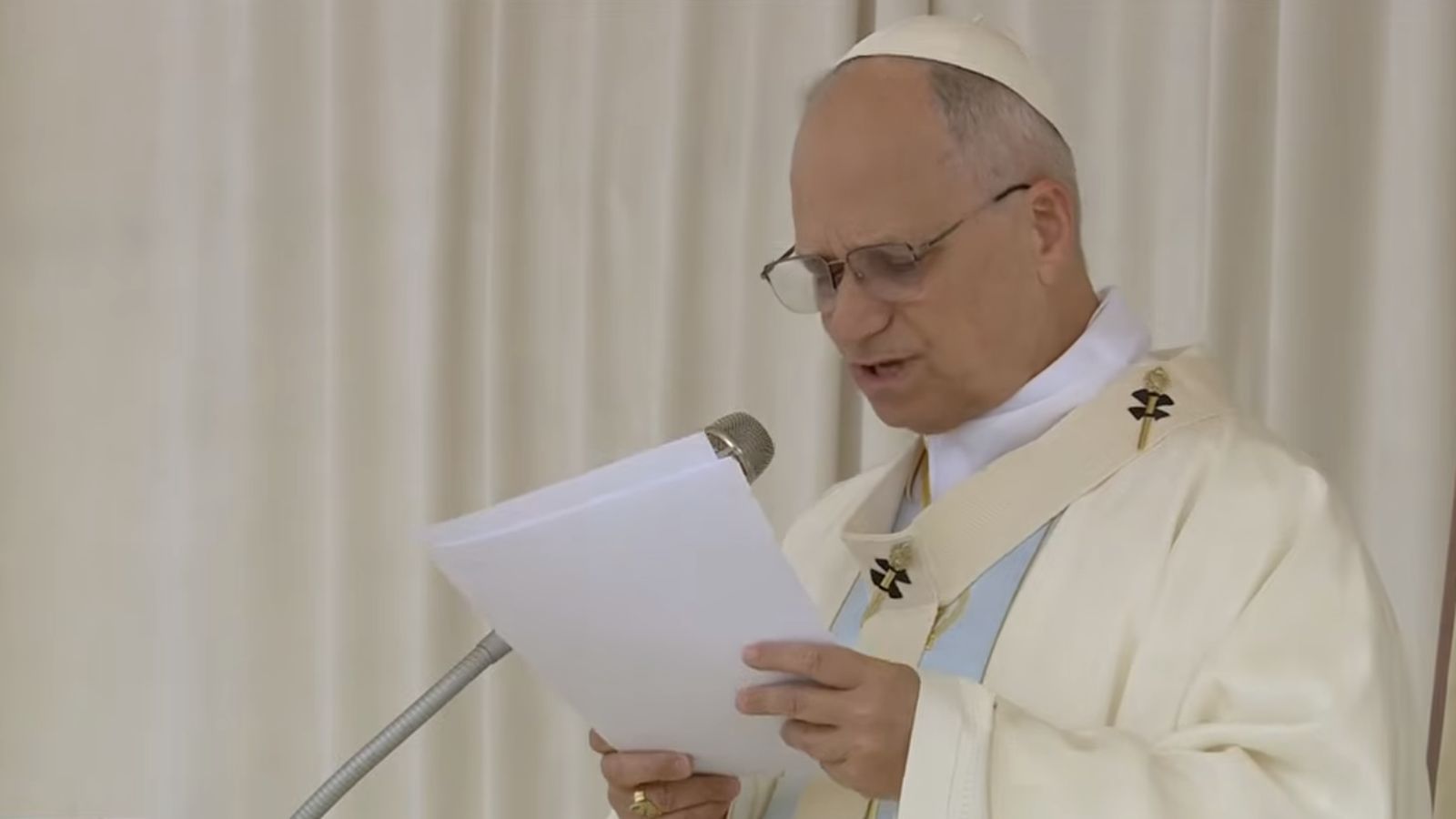 León leyó su homilía
