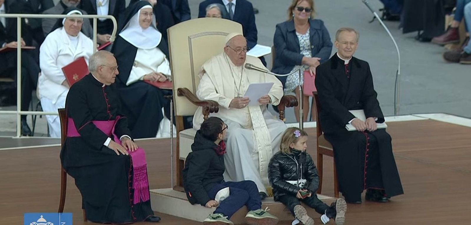 Dos niños a los pies del Papa en la audiencia