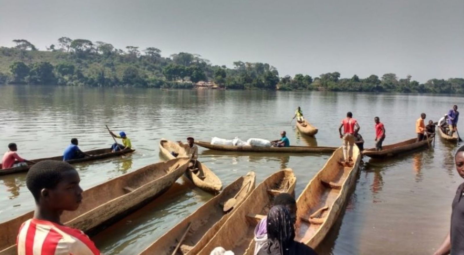 Piragua con sacos de ropa