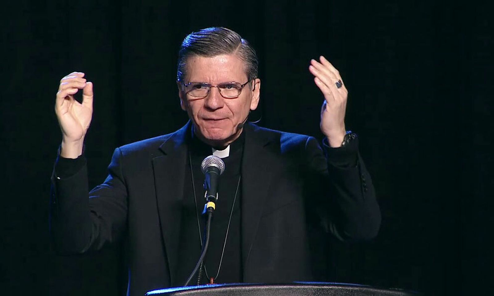 El arzobispo de San Antonio, contra Trump