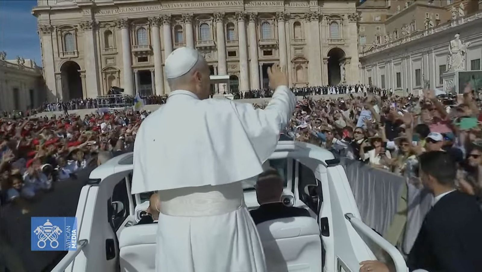 León XIV, en el papamóvil por la plaza de san Pedro