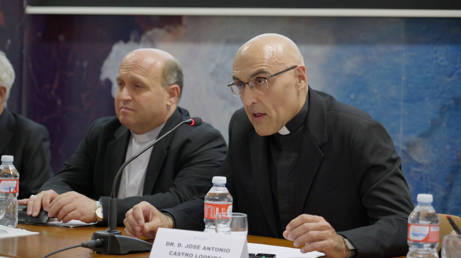 José Antonio Castro Lodeiro junto al arzobispo Francisco Prieto