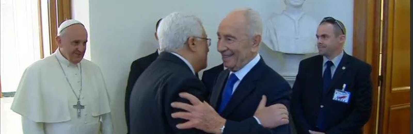 El emotivo abrazo de Abbas y Peres