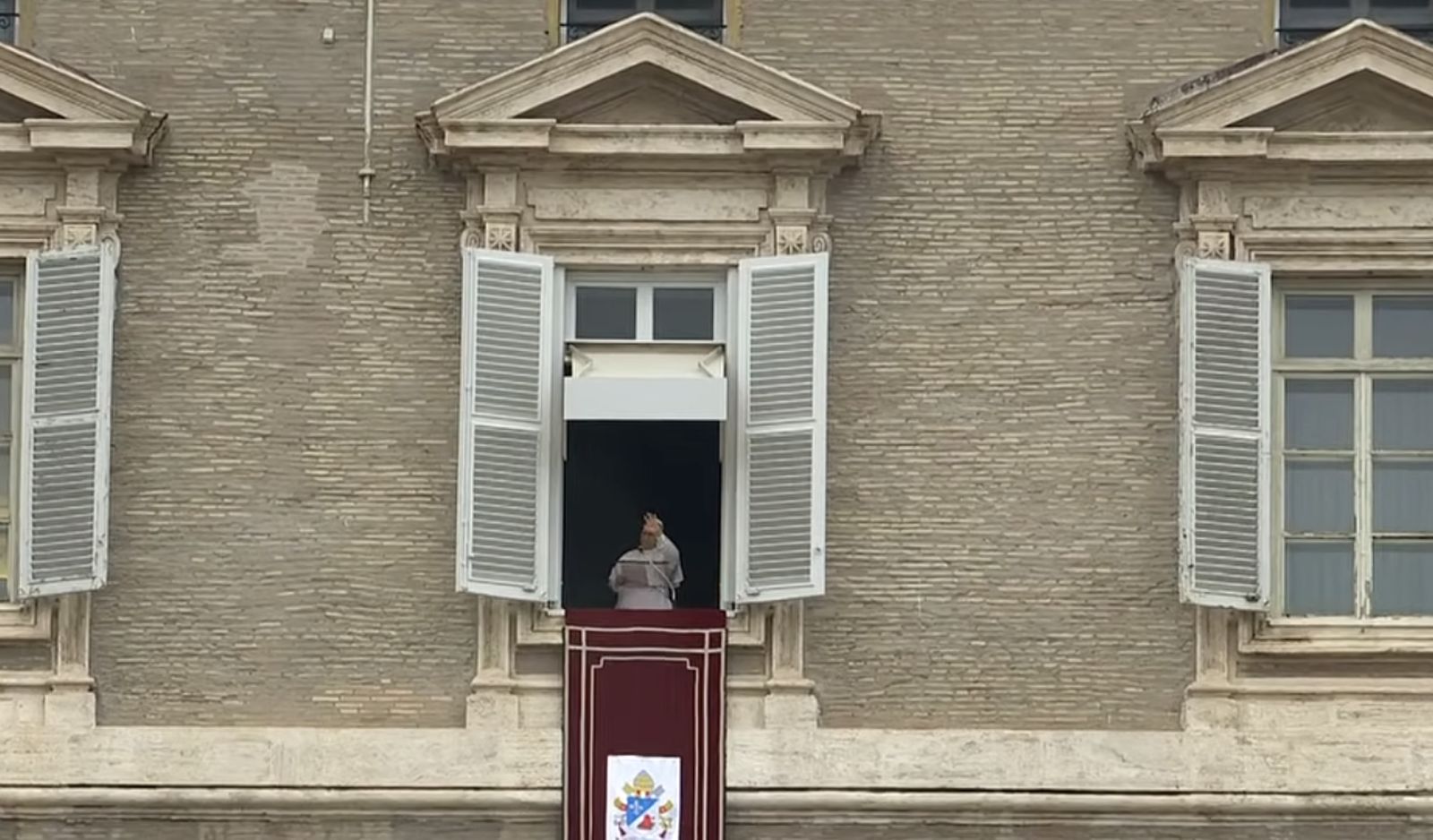 El Papa saluda desde el balcón