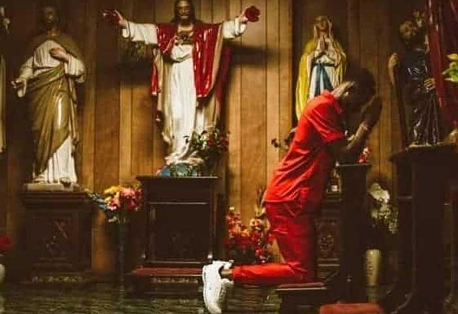 Rezando con las 'zapatillas de Jesús'