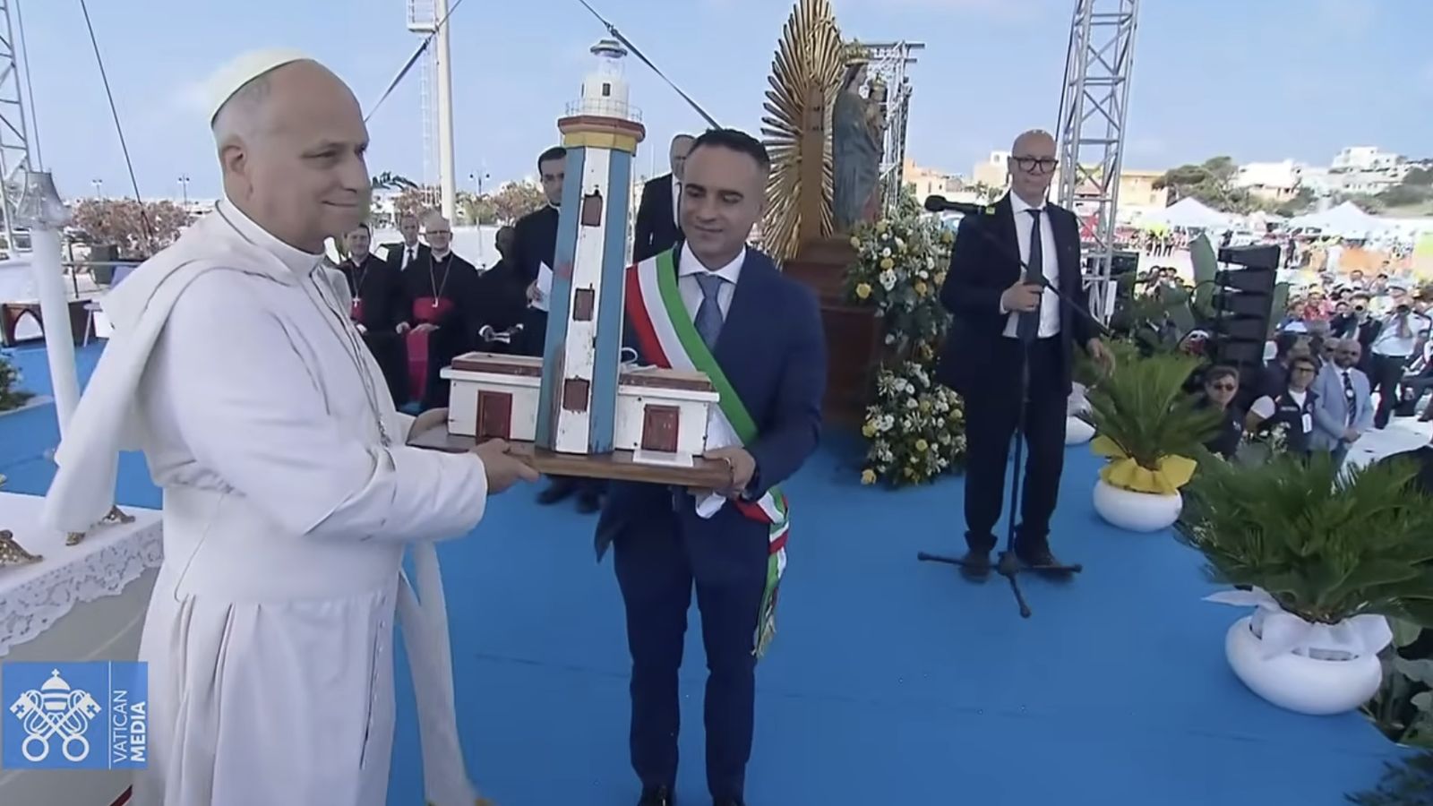 El alcalde de Lampedusa entrega un faro de madera, símbolo de la acogida, al Papa