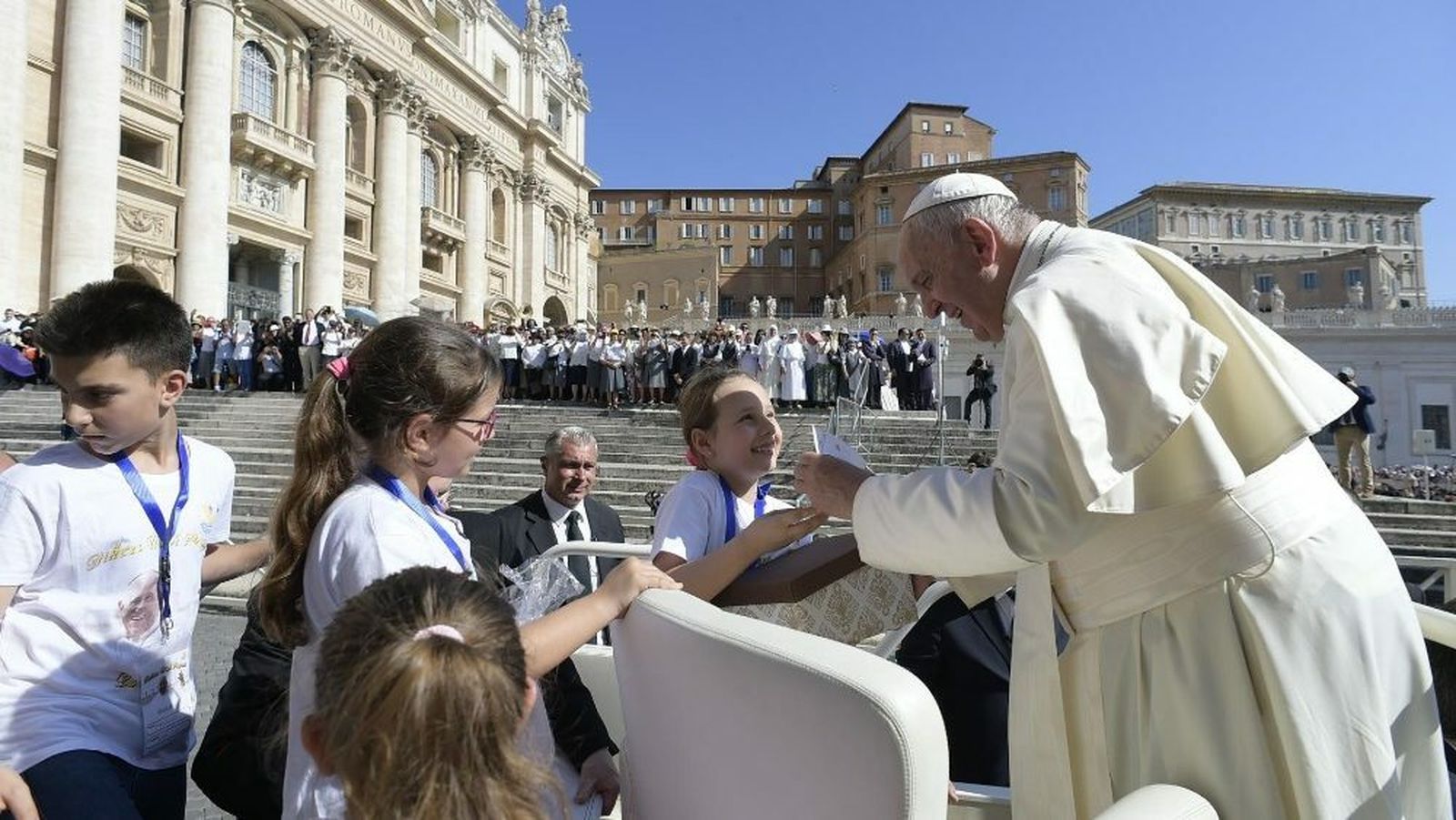El Papa con unos niños hoy en la audiencia general