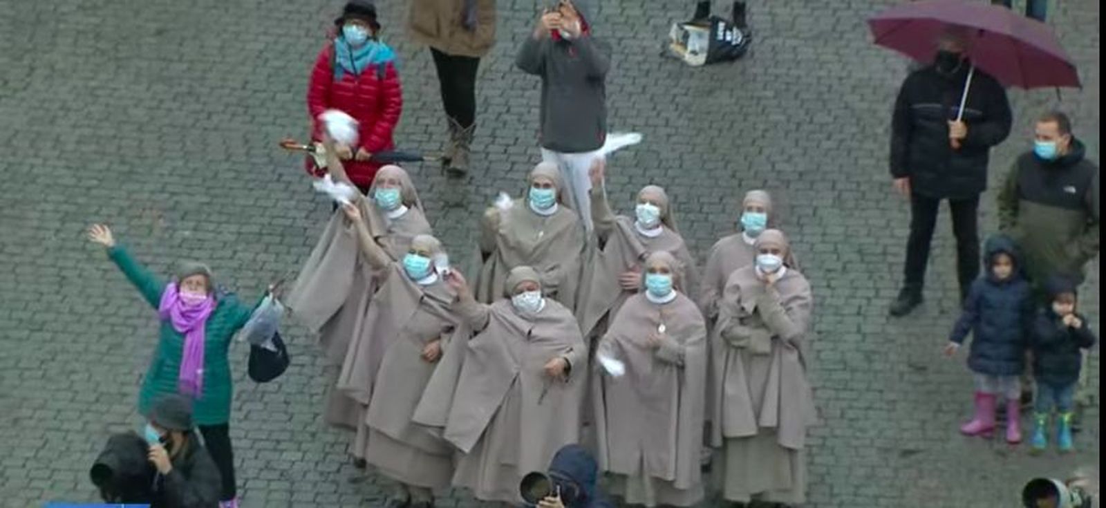 Unas religiosas saludan al Papa en San Pedro