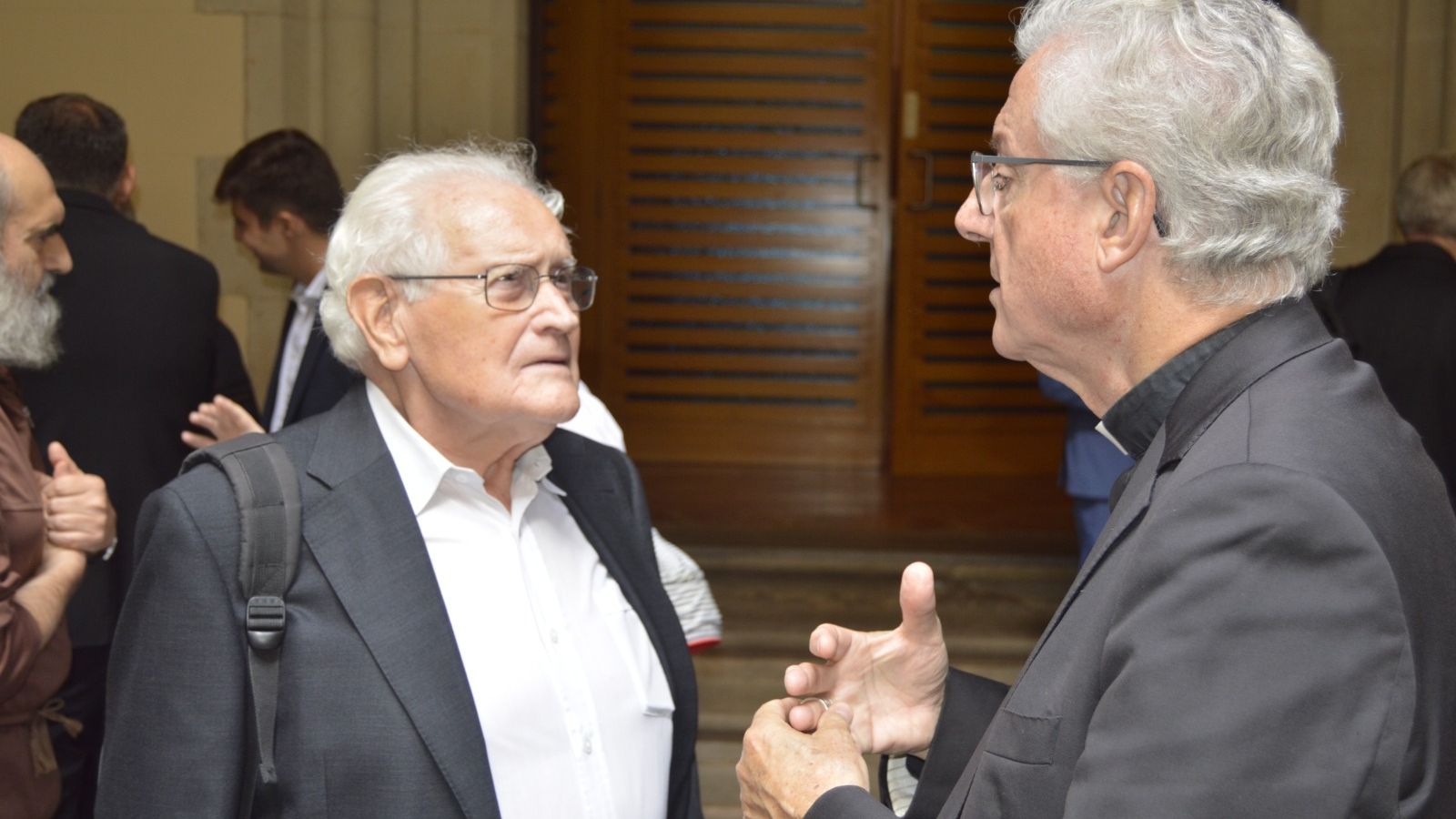 El sacerdote barcelonés Antoni Matabosch conversa con el arzobispo emérito de Urgell, Joan-Enric Vives.