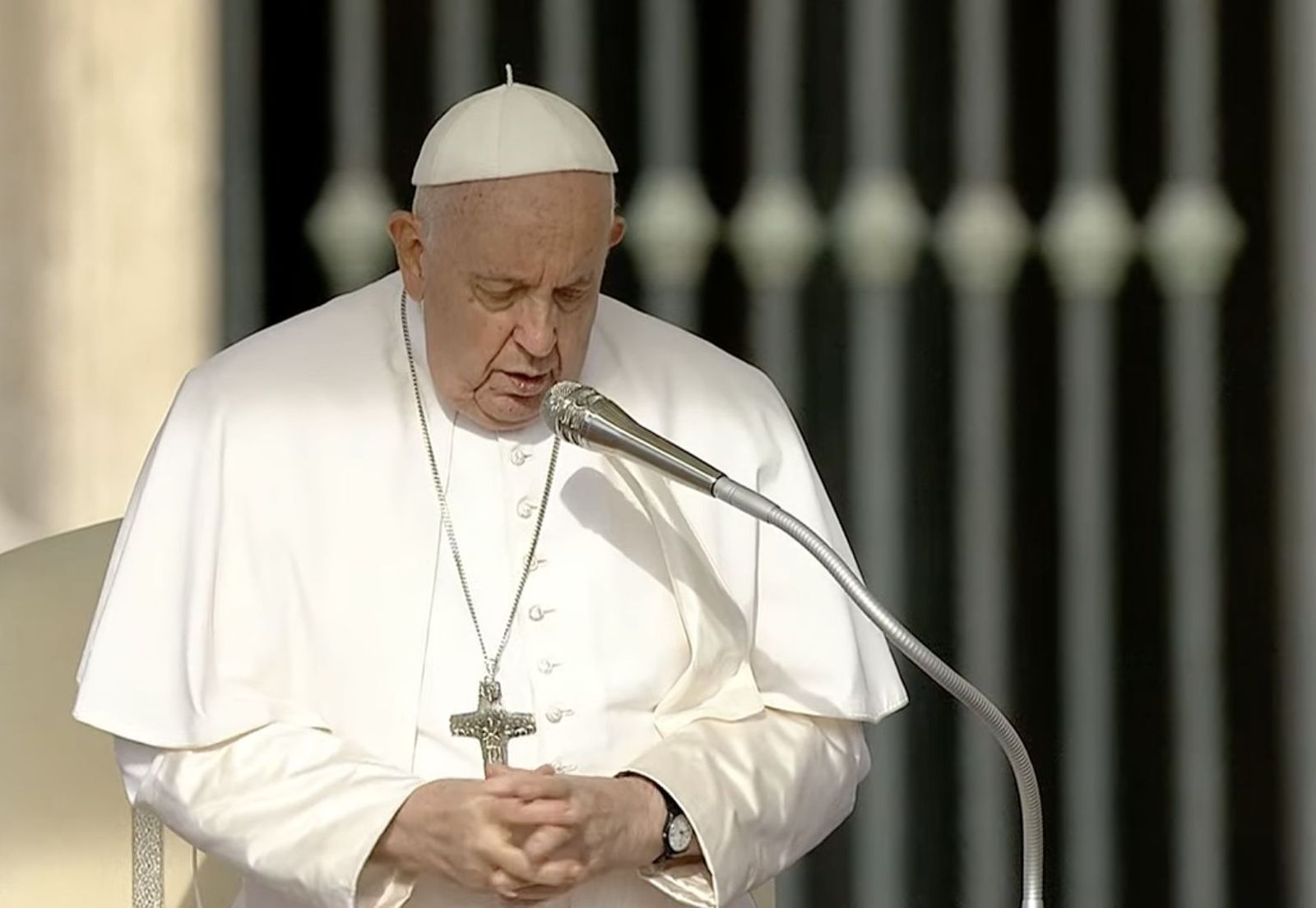 Francisco reza al comienzo de la audiencia general