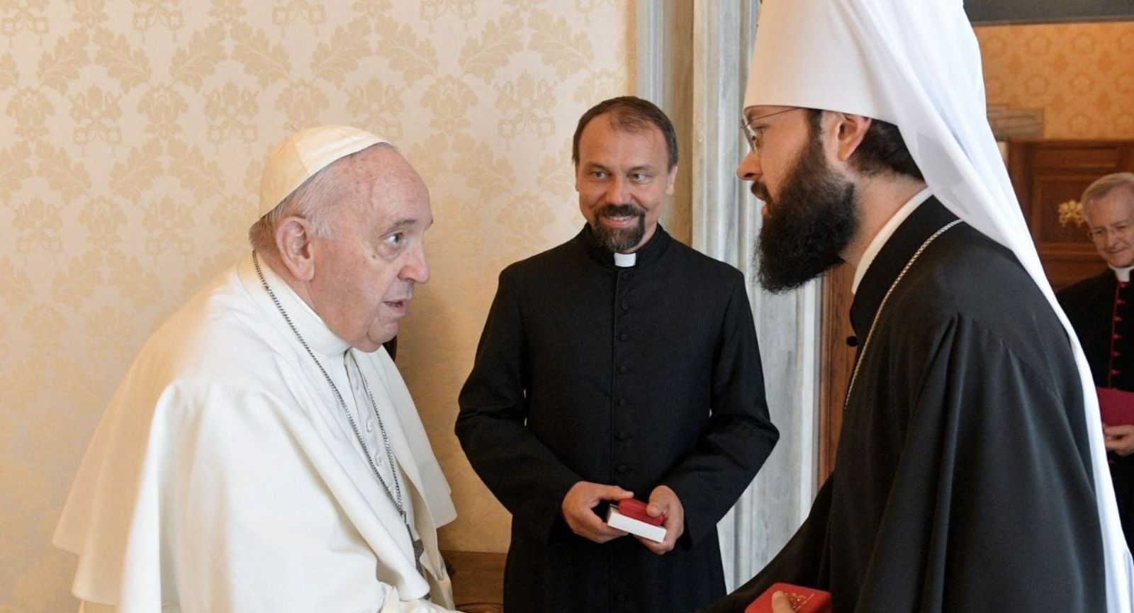 Francisco recibe a un enviado de Kirill