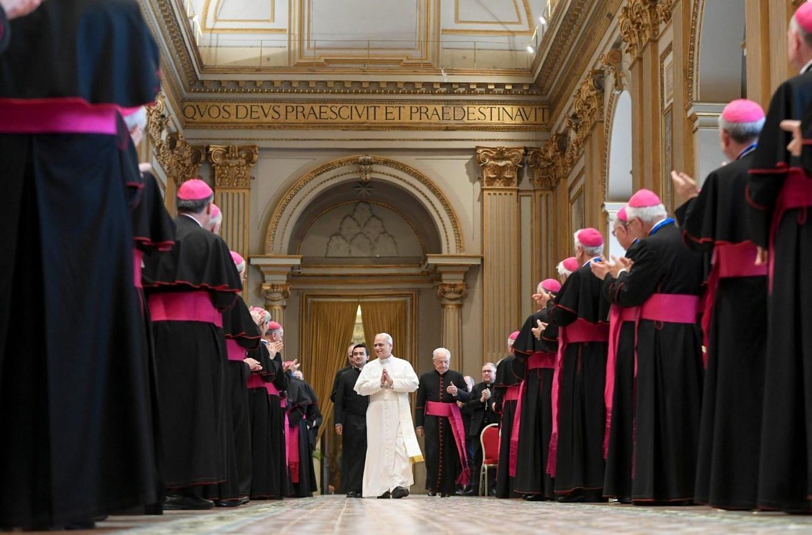 León XIV, con los miembros de la CEI