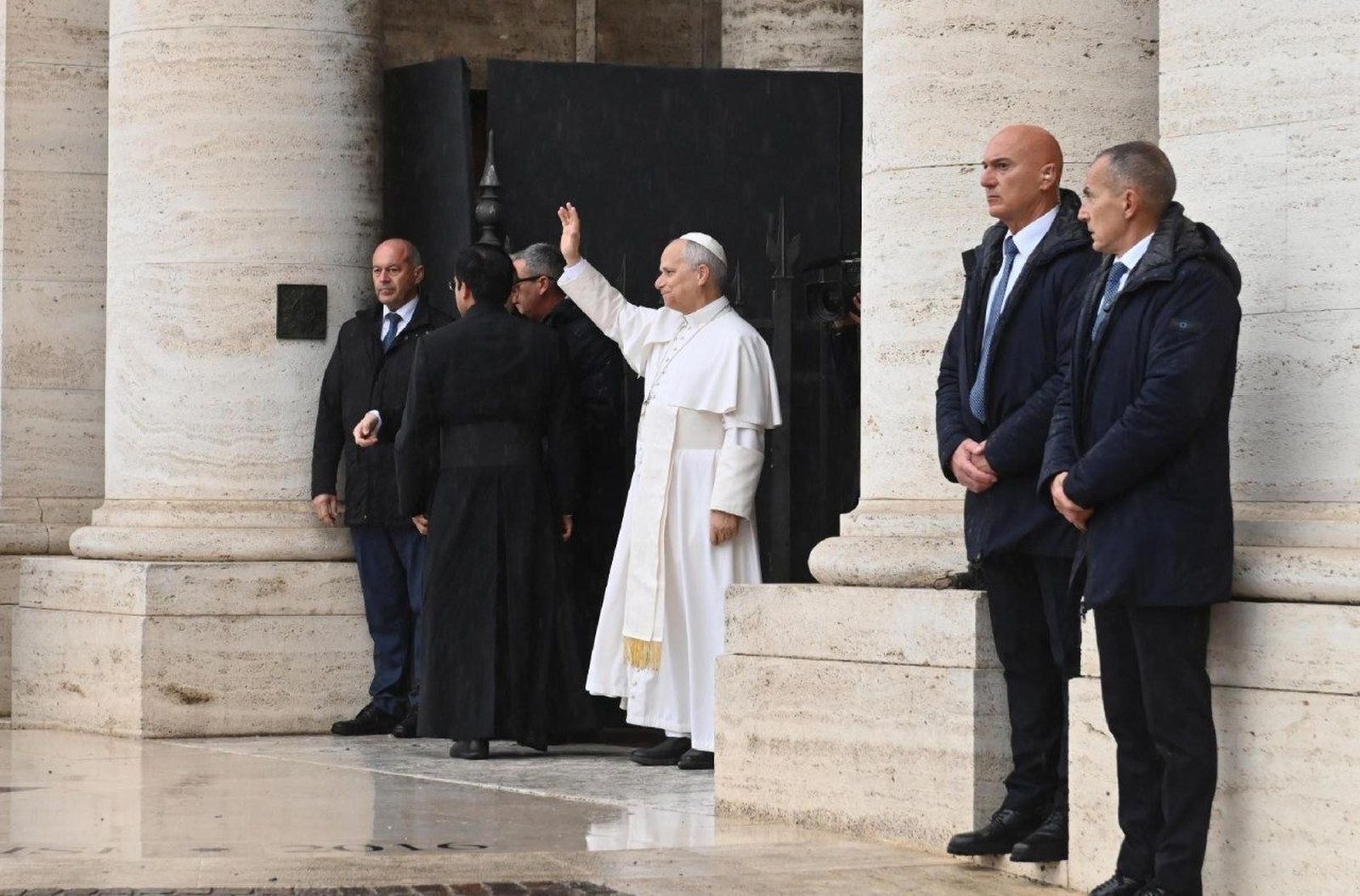 El Papa saluda a su llegada a Asís