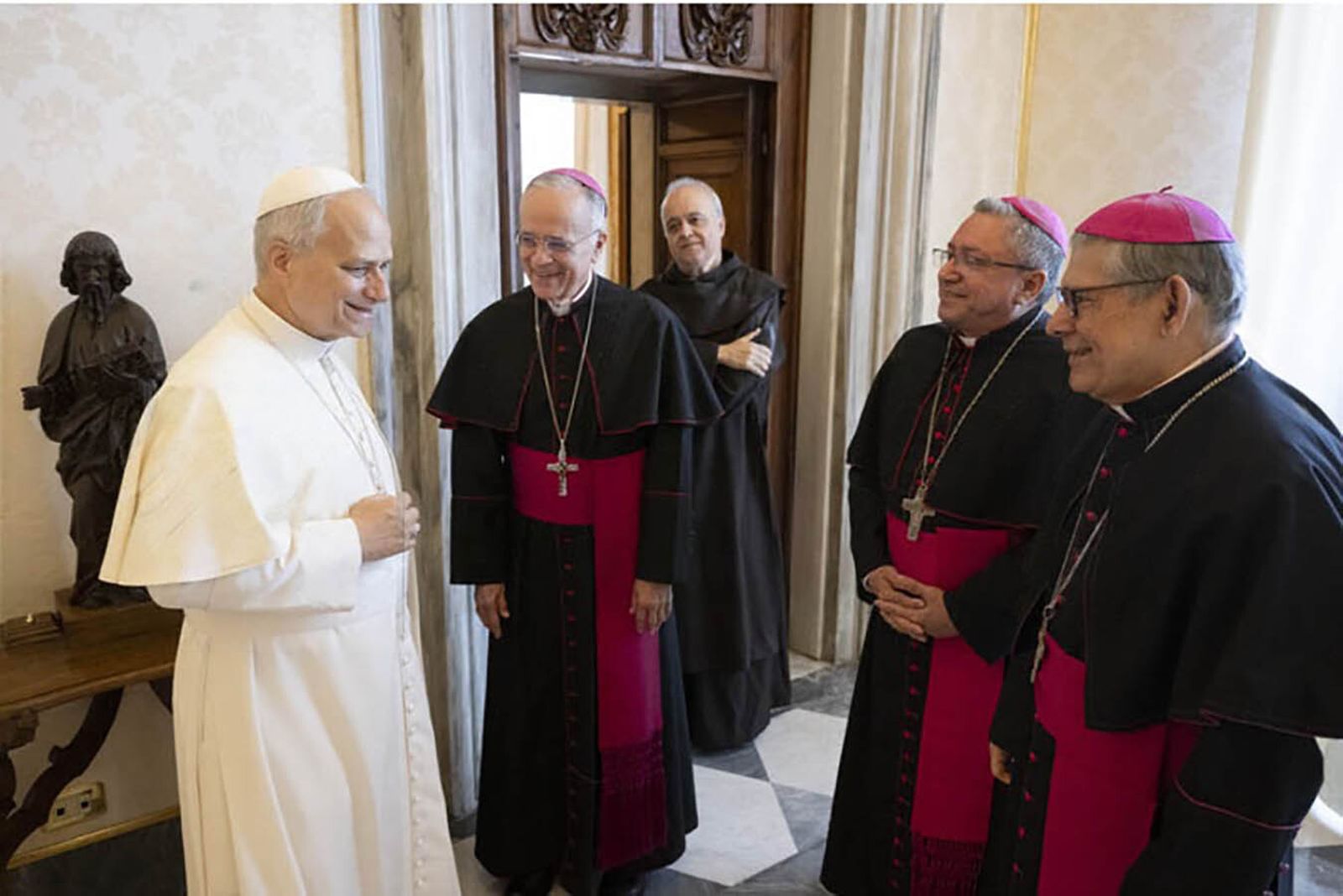 León XIV con los obispos Báez, Mora y Herrera
