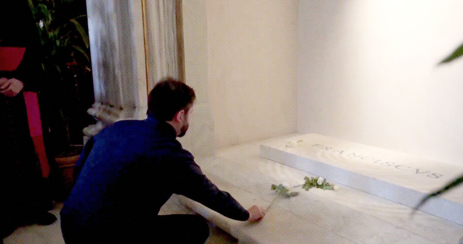 El presidente de Chile visita la tumba del papa Francisco