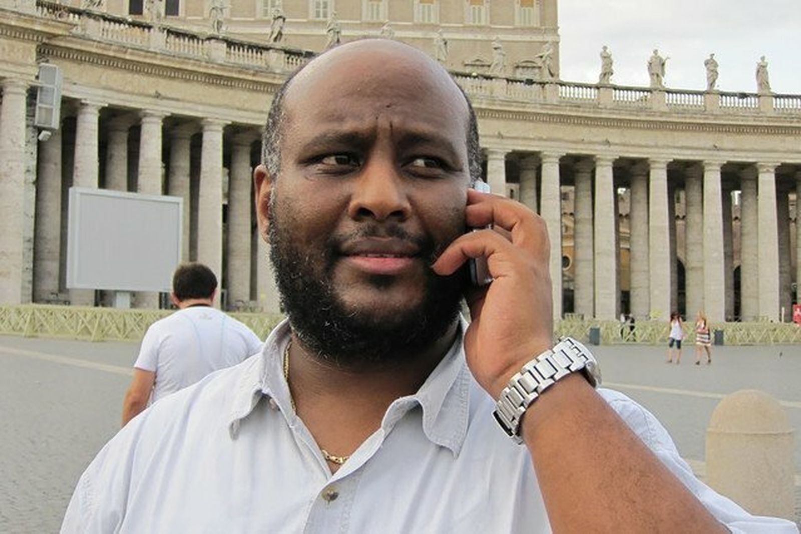 El sacerdote eritreo Mussie Zerai, pegado a su teléfono