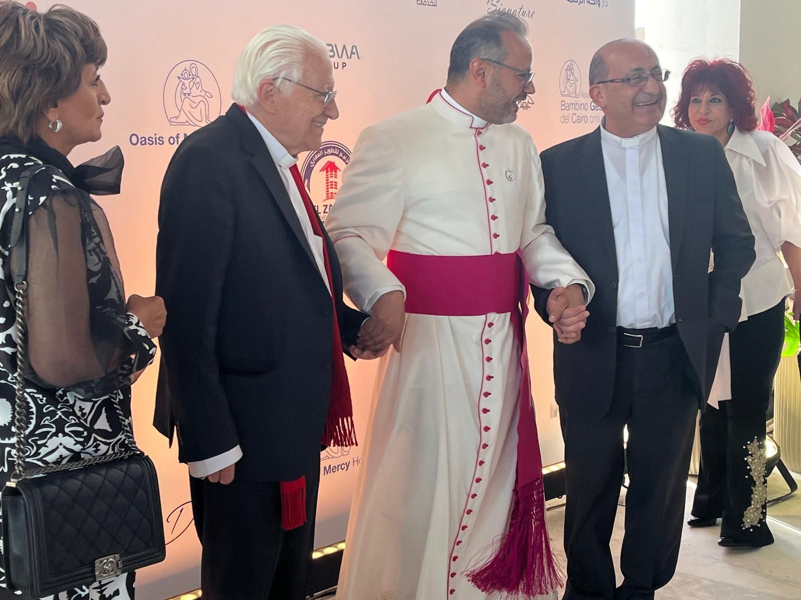 Monseñor Yoannis Lahzi Gaid, con el padre Ángel y el padre Carlos