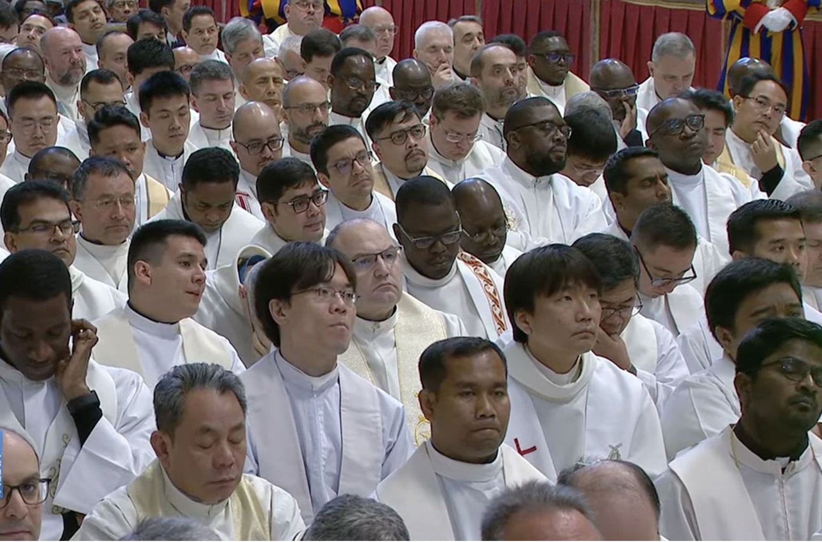 Sacerdotes asistentes a la misa crismal con el Papa