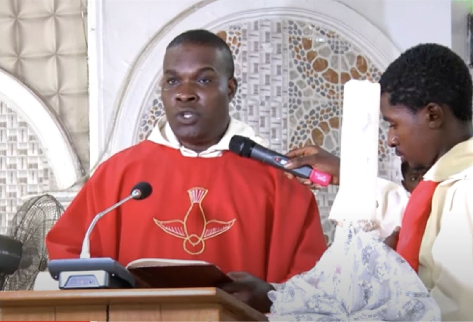 Un sacerdote celebra la misa en un parroquia de Abuja, capital de Nigeria