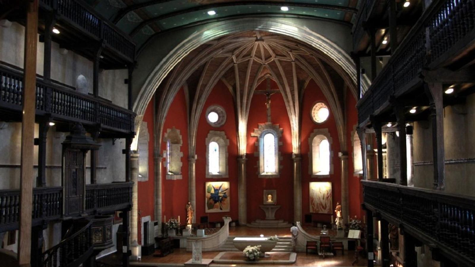 Interior de la iglesia de San Vicente de Urruña, donde ejercía ahora el sacerdote