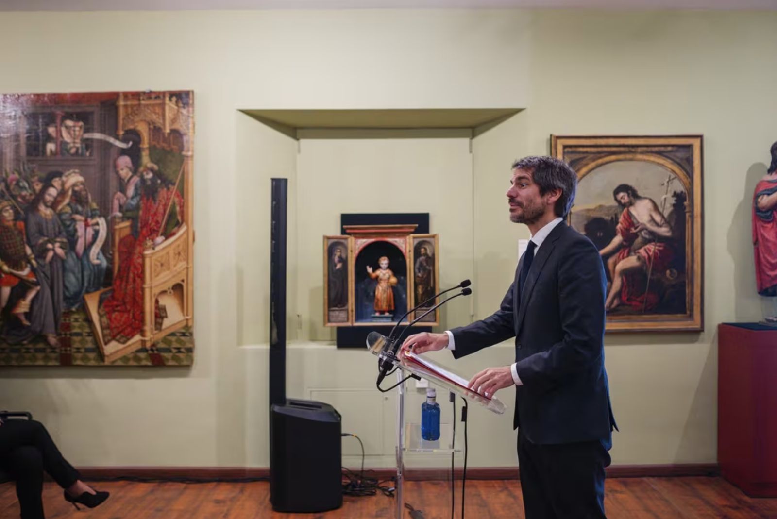 El ministro de Cultura, Ernest Urtasun, asiste al acto de restitución de obras incautadas