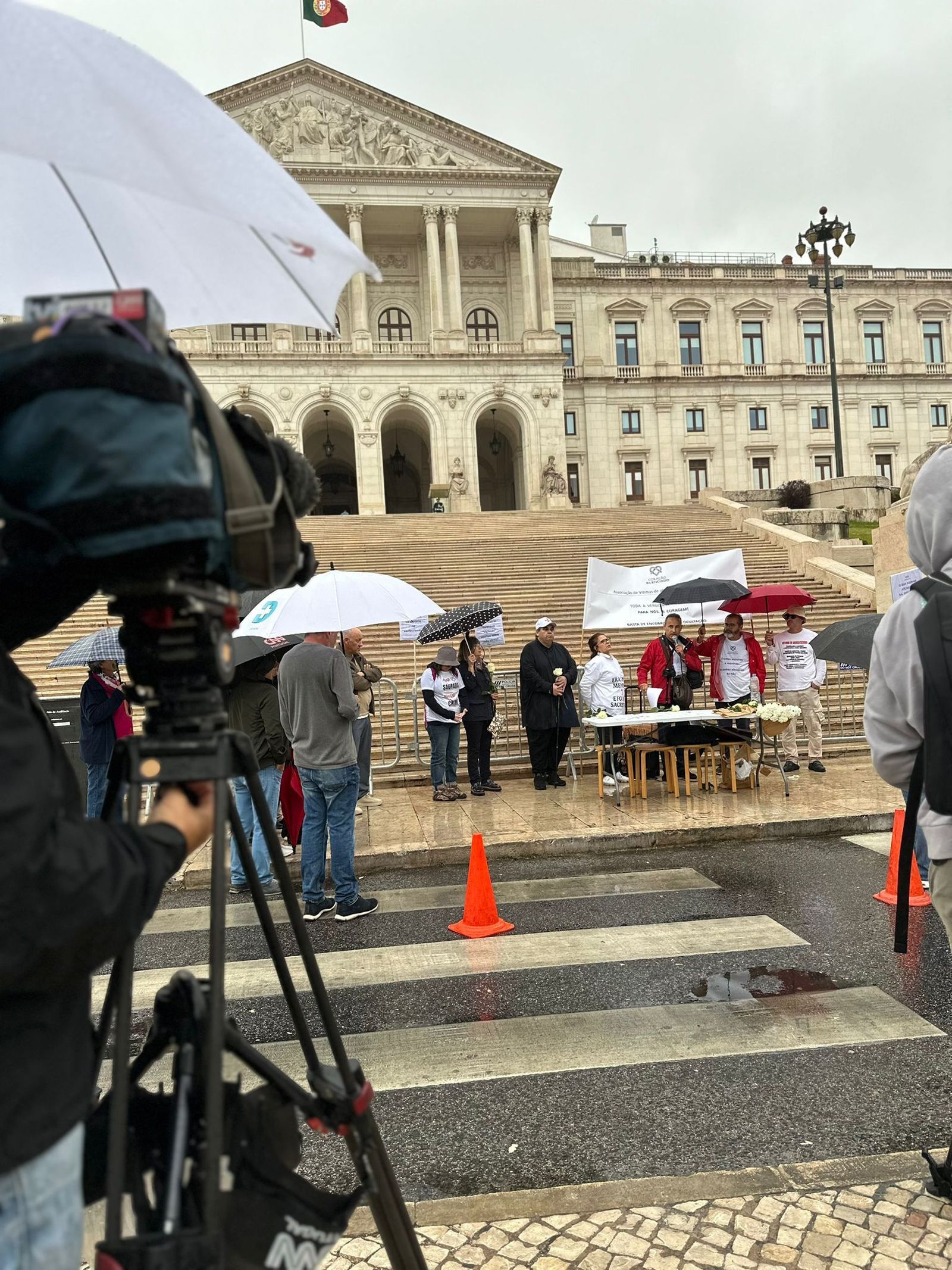 Concentración de víctimas ante el Parlamento portugués