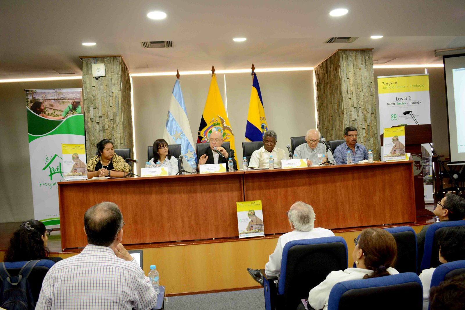 La mesa prtesidencial del Foro de Guayaquil