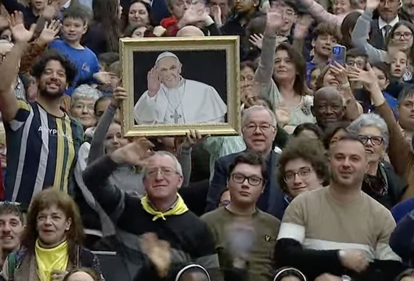 Fieles, con un cuadro del papa Francisco en la audiencia general