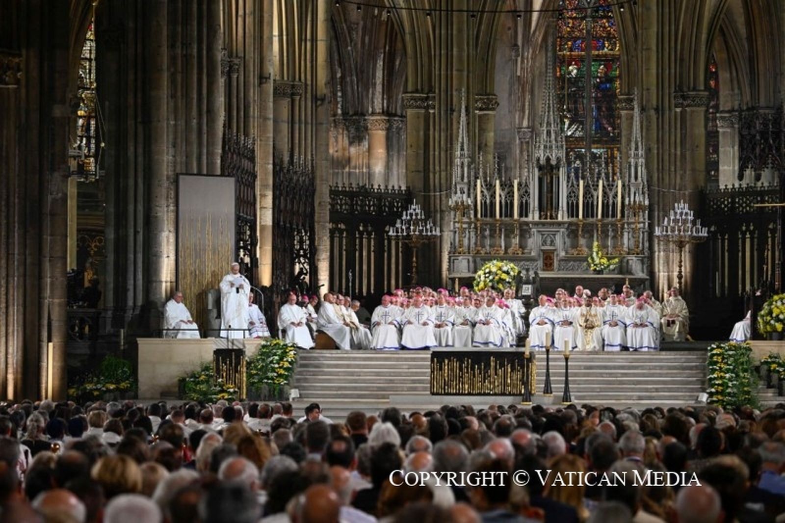 El Papa, y el altar de bronce en Metz
