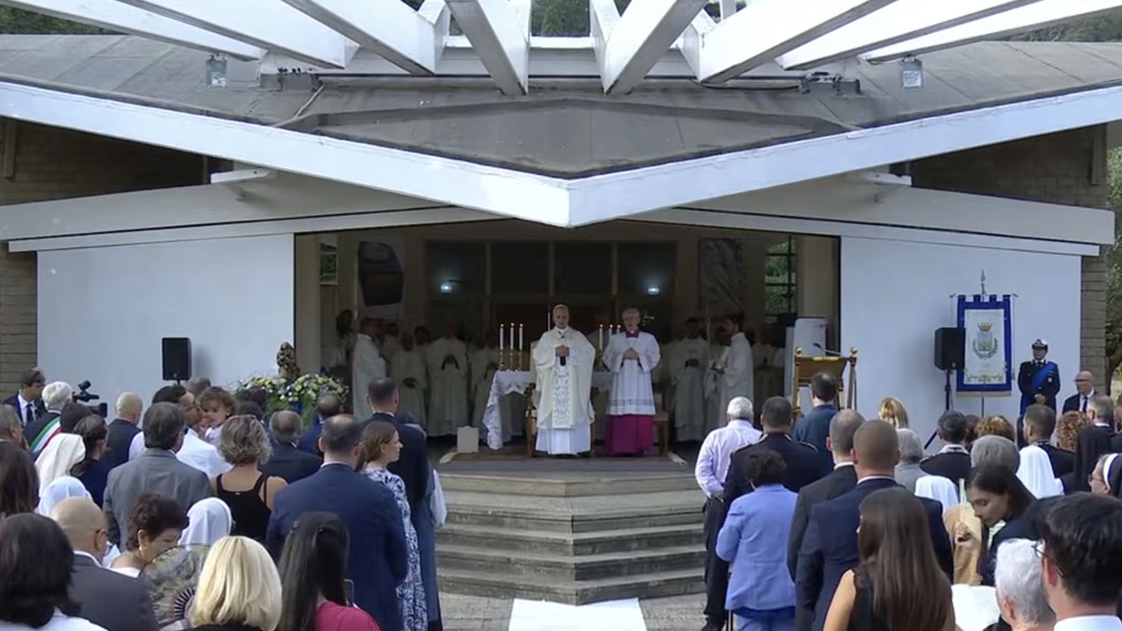 El Papa ante la Virgen del Lago
