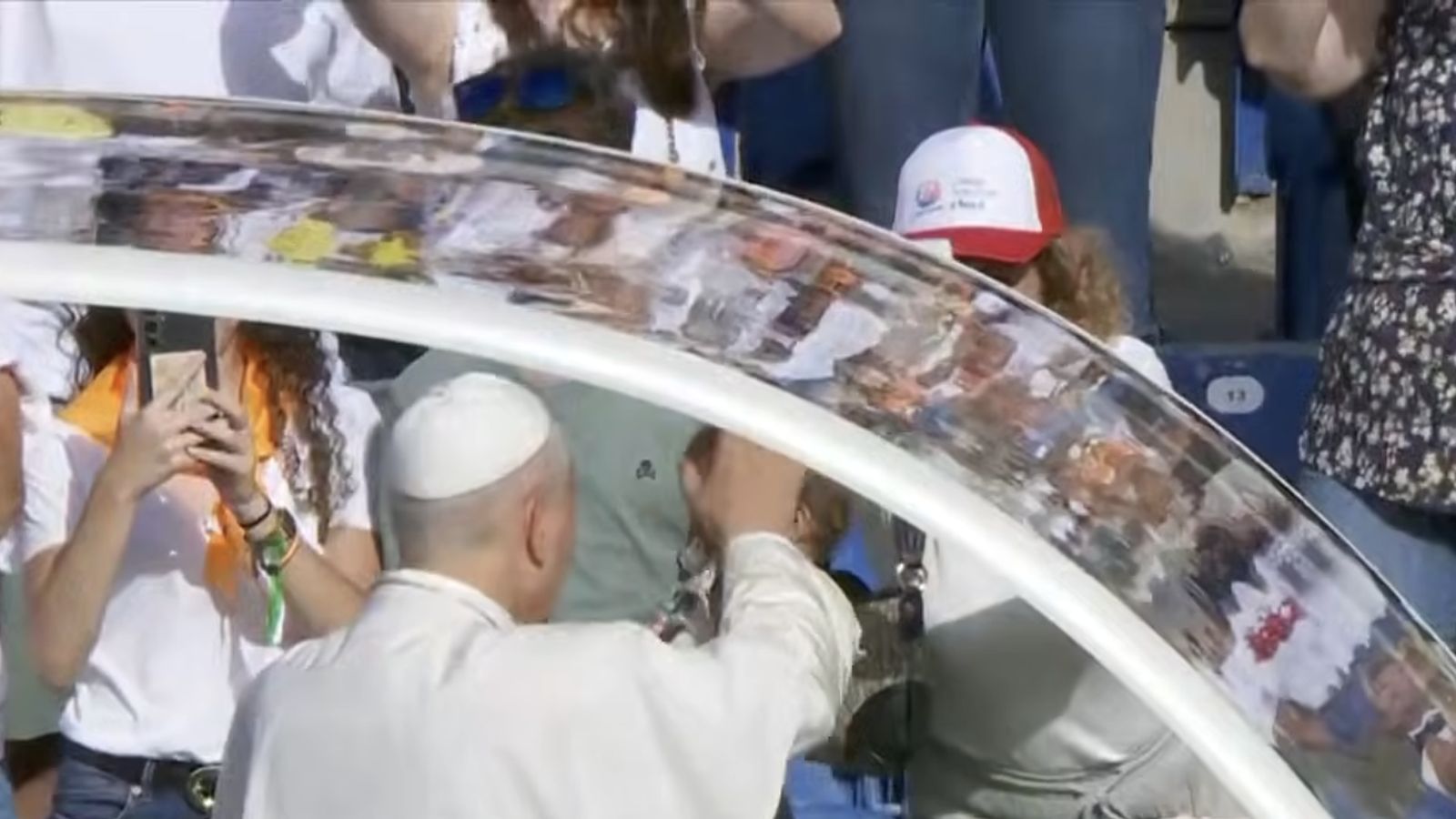 El Papa bendice a una niña