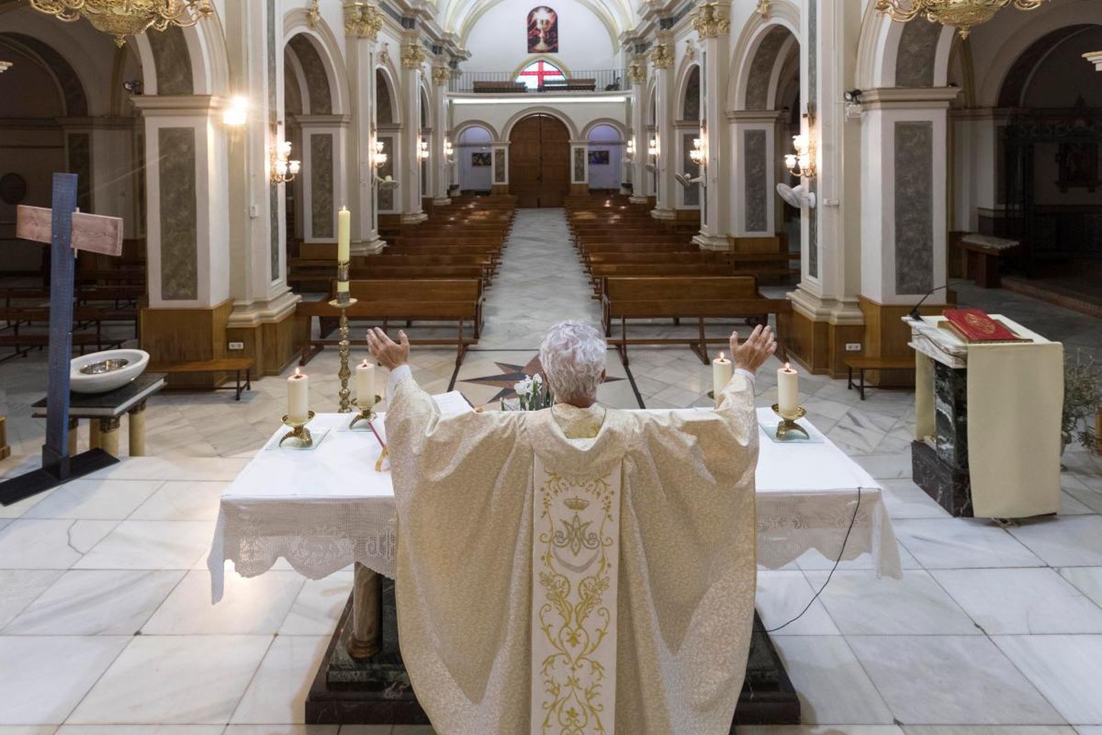 Un sacerdote en un templo vacío