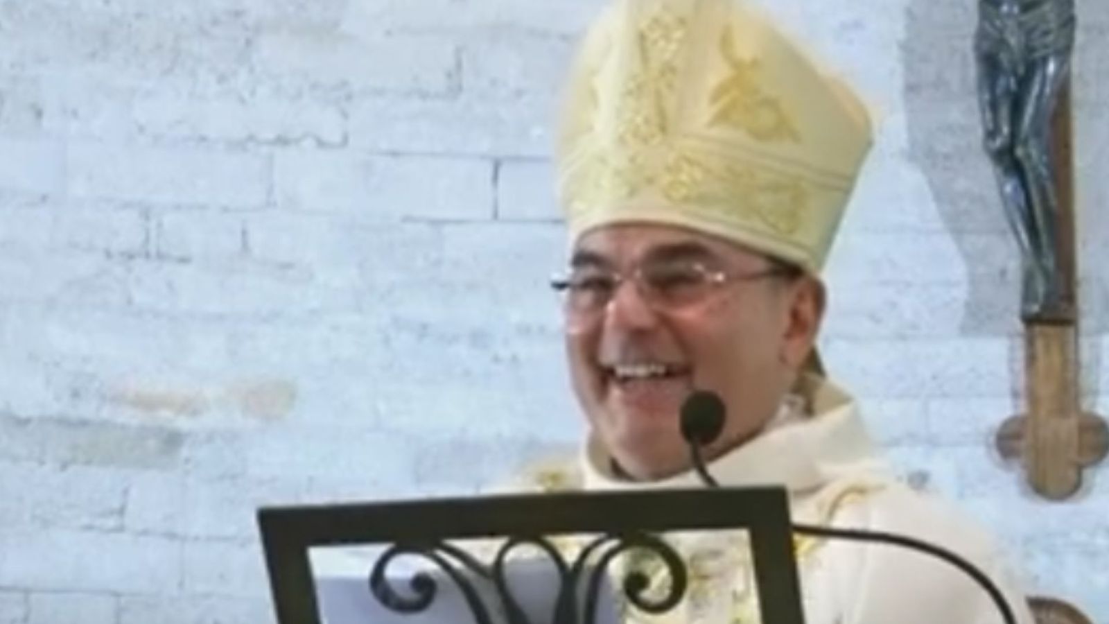 Ordenan nuevo obispo en Chile y pide: "No me pongan en un pedestal. Pónganme en sus oraciones".