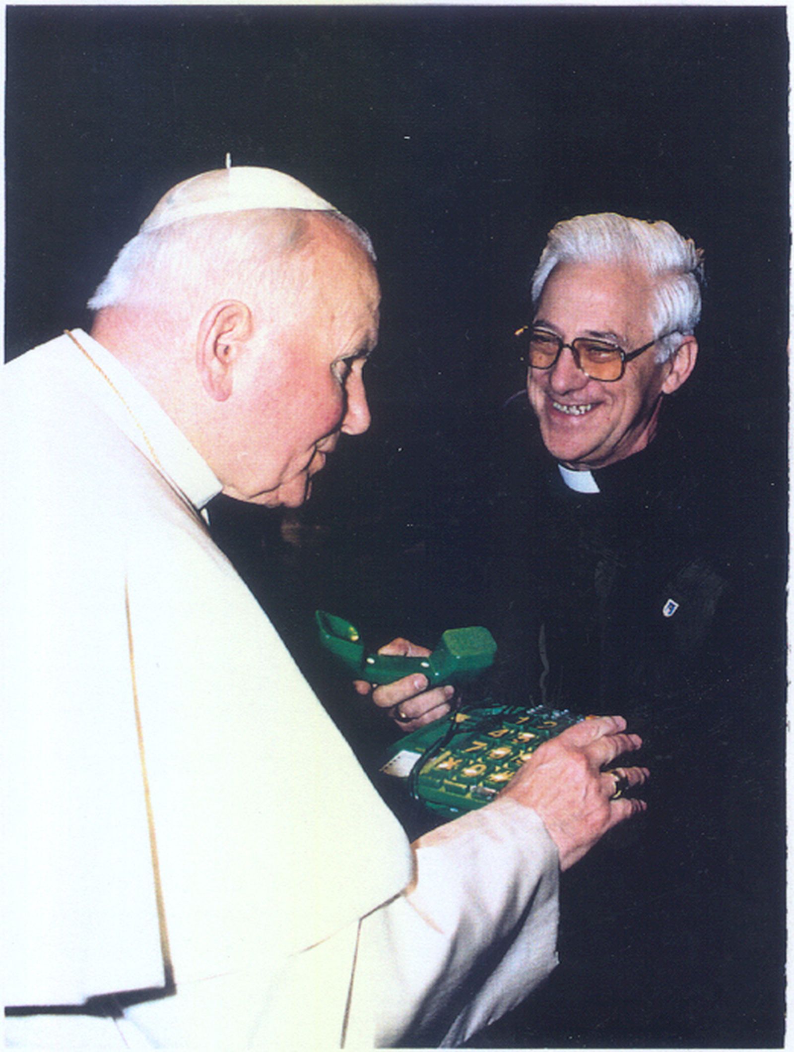 El padre Ángel con Juan Pablo II (Entrega Teléfono)-1