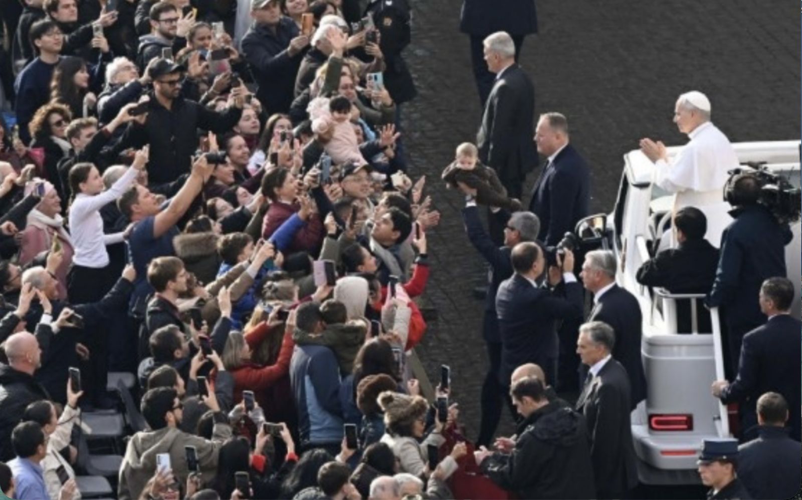 Los fieles saludan al Papa