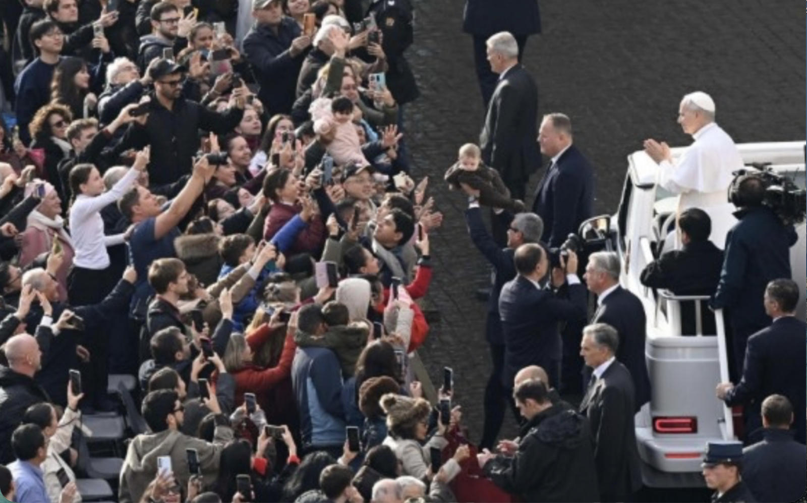 Los fieles saludan al Papa