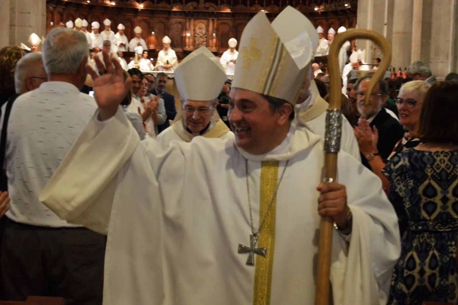 Daniel Palau saludando a los fieles