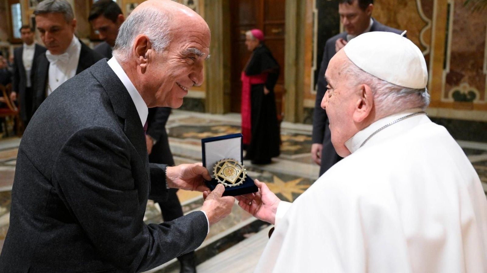 El presidente de la Federación Automóvil Club de Italia entrega una insignia al Papa