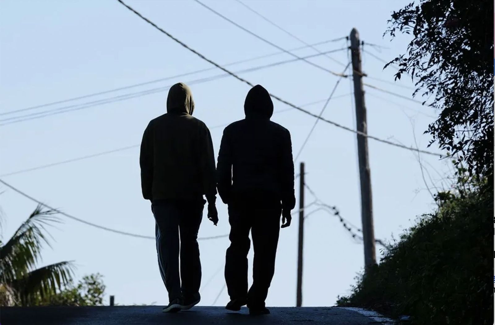 Dos migrantes africanos cerca de un CIE en Tenerife